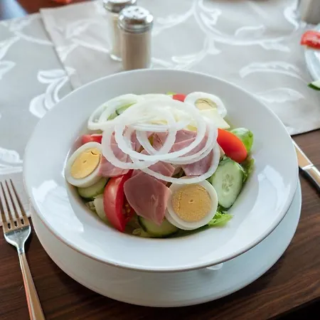 Schnitzelhaus Und Stadt Rosbach