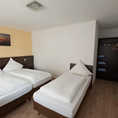 Guest house Schnitzelhaus Und Stadt Rosbach Rosbach vor der Hohe