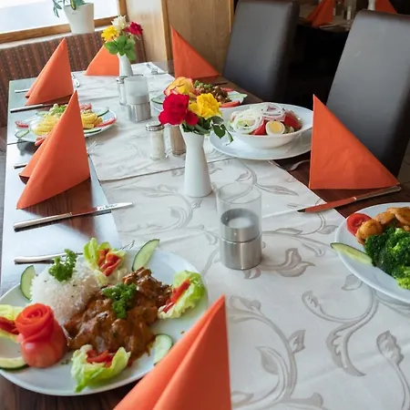 Schnitzelhaus Und Stadt Rosbach Rosbach vor der Höhe