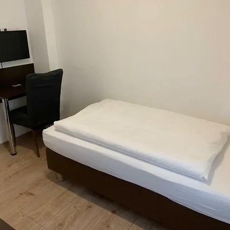 Schnitzelhaus Und Stadt Rosbach