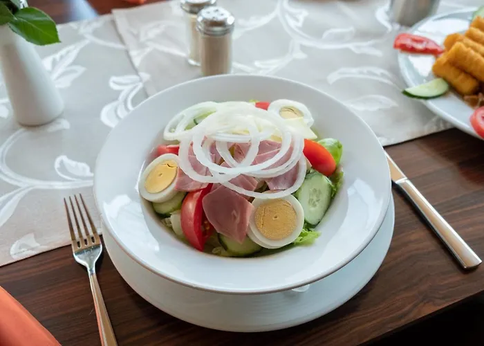 Schnitzelhaus Und Stadt Rosbach